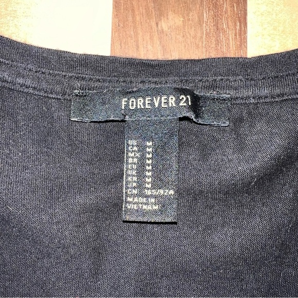 Forever 21 black scoop neck crop top with contrast white stitching size medium - Picture 3 of 4